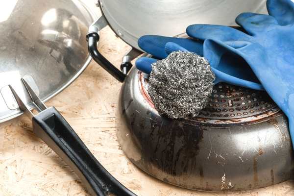 Cleaning enamel cookware 