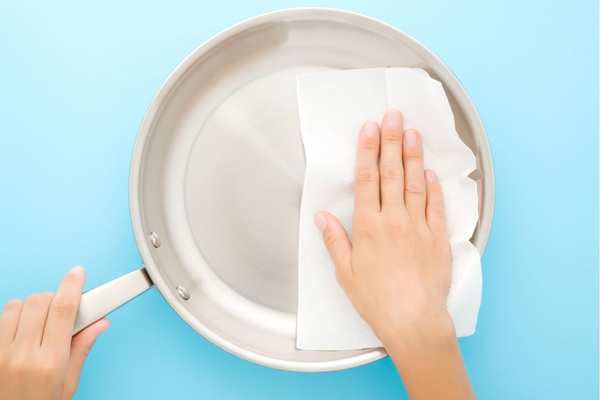 Cleaning Aluminum Cookware with Dish Towel