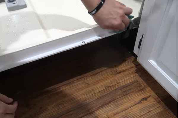  Cleaning The Commercial Dishwasher Door