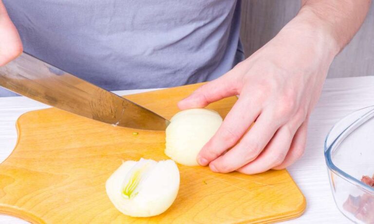 how-to-remove-onion-smell-from-cutting-board