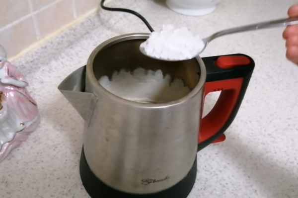 Remove Hard Water Stains Water From Pots And Pans with Baking Soda