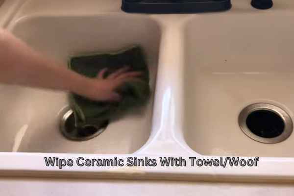Wipe Ceramic Sinks With Towel