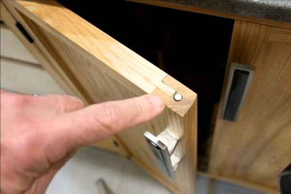 Magnetic Or Roller Catch Fix in Cabinet Door