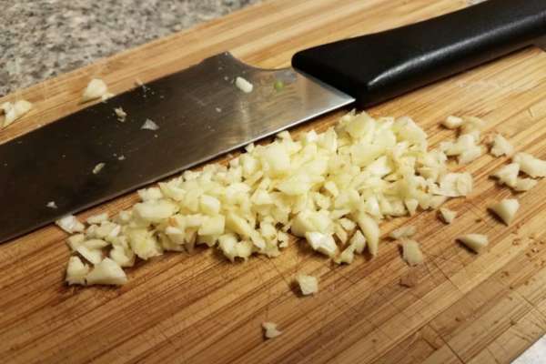 Crush Garlic Without A Garlic Press Salt Technique